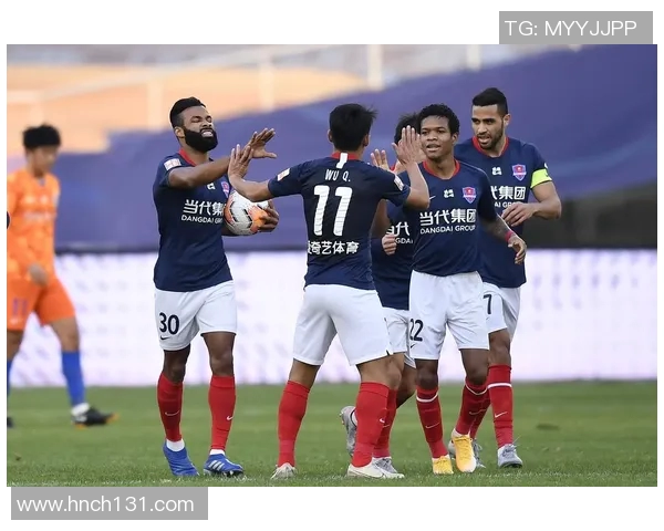 重庆当代与广州恒大激战正酣谁将笑到最后争夺联赛荣耀