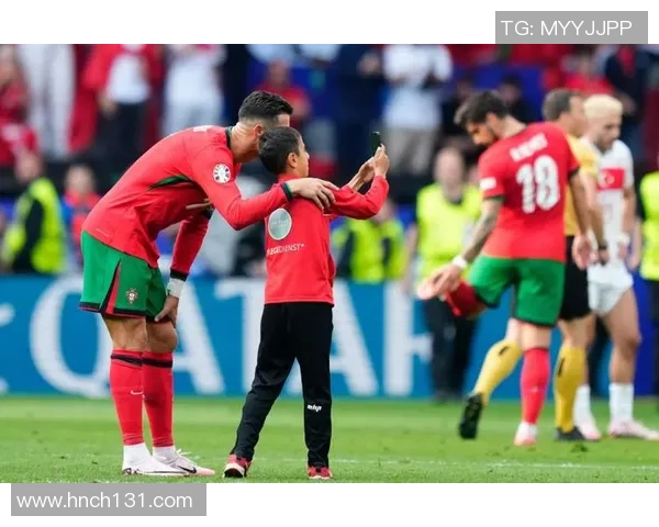 球迷疯狂冲入赛场竟抢走C罗球衣引发热议与争议