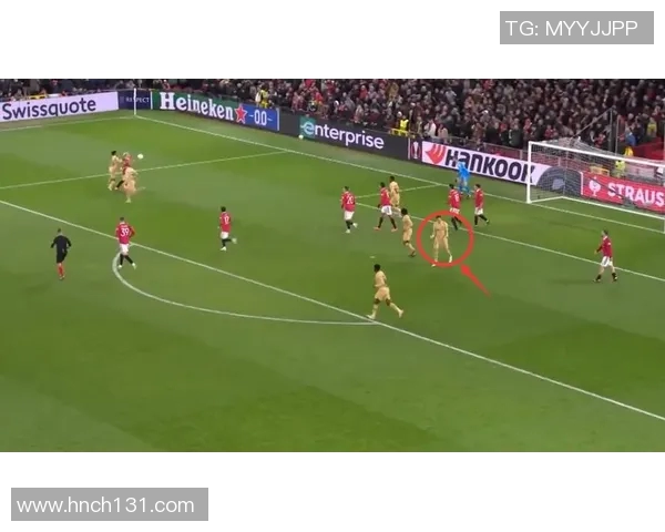 莱万回归对手阵营引发拜仁球迷愤怒指责其忘恩负义