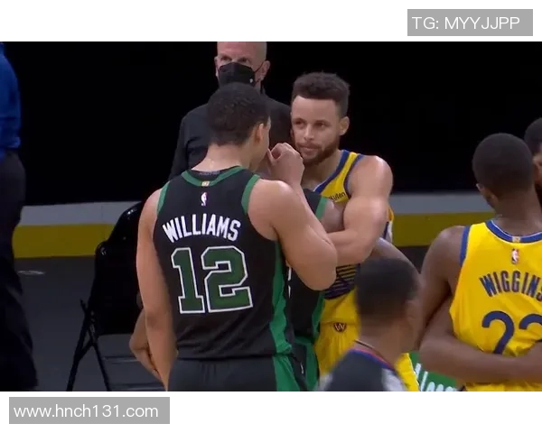 库里在湖人对勇士比赛中意外滑倒引发球迷热议与赛后分析 库里在湖人对勇士比赛中意外滑倒引发球迷热议与赛后分析